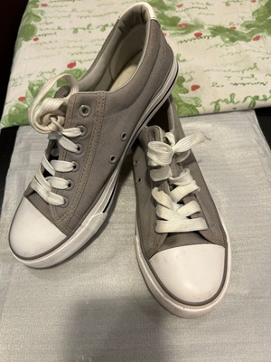 Sport sneakers gray like new, size 41