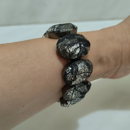 Vintage style bracelet with large rhinestones and lace, elastic