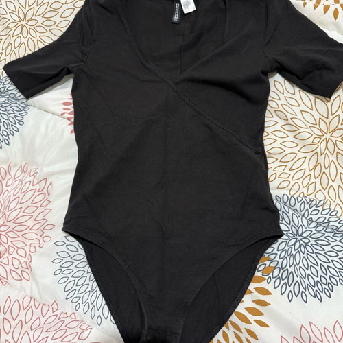H&M black bodysuit used, size S