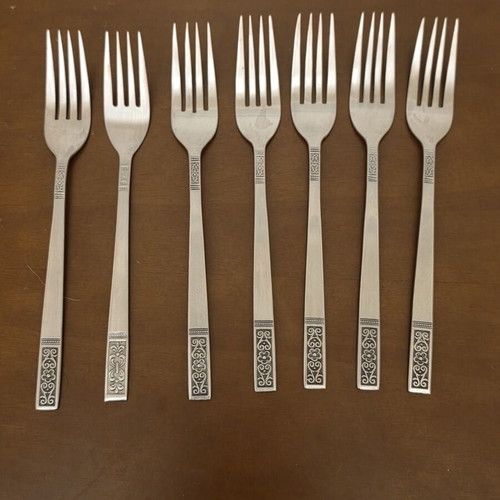 Branded knives set like new, 80+ pieces with authenticity stamps