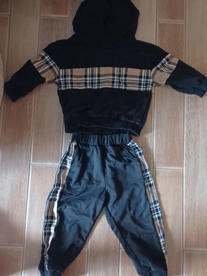 Boys' tracksuit like new, black with beige check, age 3