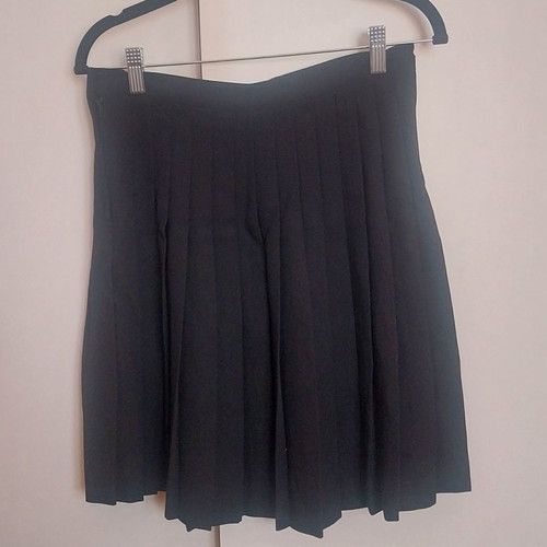 She pleated skirt used, size Medium, black, 45% wool