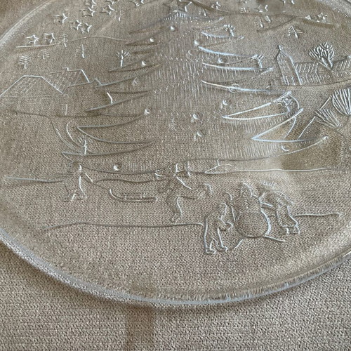Round Christmas vintage platter like new
