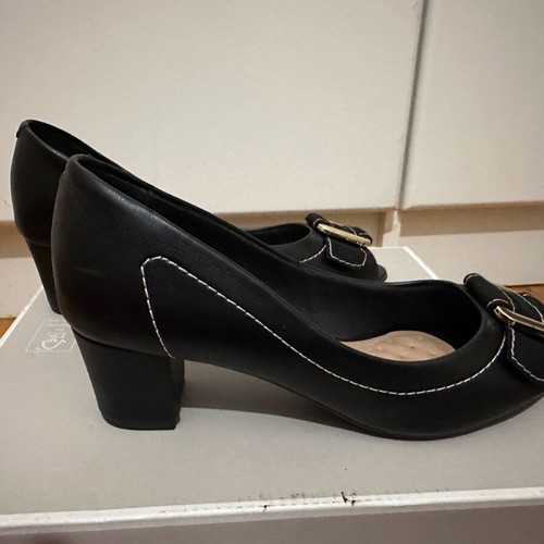 Beira Rio black sandals with gold buckle like new, size 35