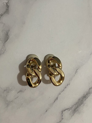 Clip earrings with chain design like new, gold color