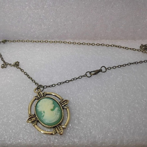 Vintage Cameo Pendant Necklace mint green, like new
