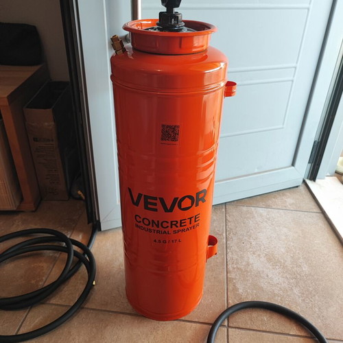 Vevor sprayer 17 liters like new with wheels and 2 hoses