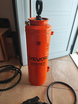 Vevor sprayer 17 liters like new with wheels and 2 hoses