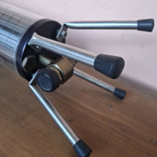 WIGAM Refrigerant Charging Cylinder used with Measurement Scale