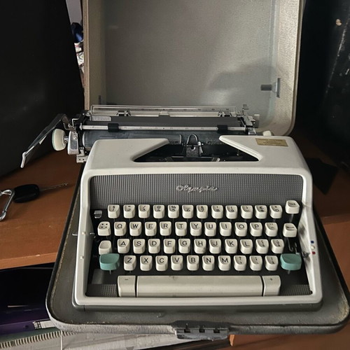 Olympia SF De Luxe typewriter used, collectible with original case