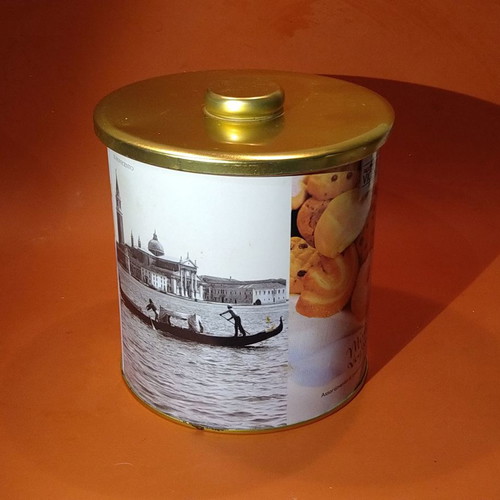 Metal biscuit tin with moisture-absorbing lid