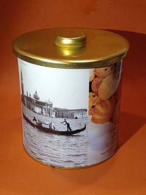 Metal biscuit tin with moisture-absorbing lid