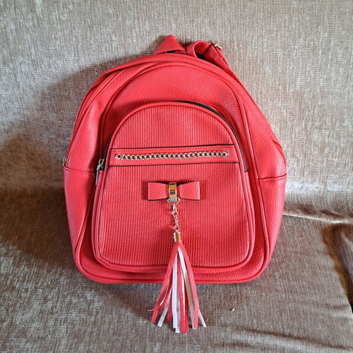 Shoulder/handbag used in light red color