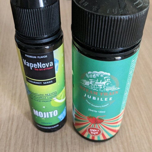 Vape device with Melo 4 head, four Eleaf atomizers and two flavor bottles like new
