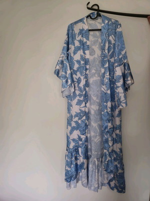 Kaftani kimono with blue flowers like new, floral