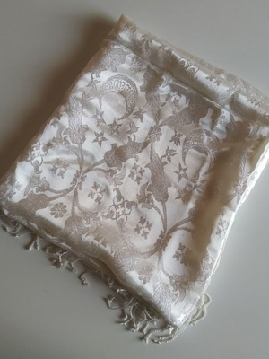 Vintage tablecloth/runner like new with fringes