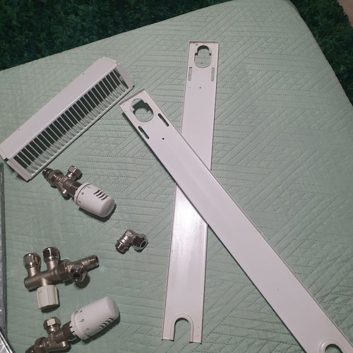 Heating radiator body new with 2 hot water regulators, angles and valves