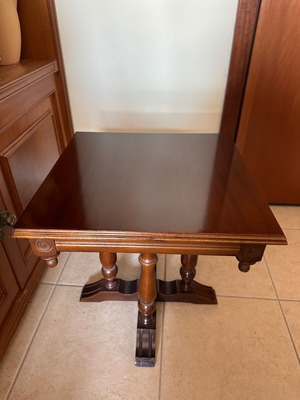 Coffee tables set like new, 2 round and 2 square