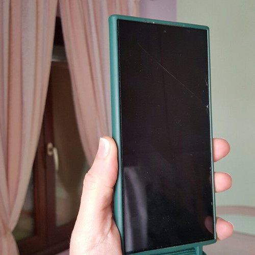 Samsung S24 Ultra case used with green silicone lanyard