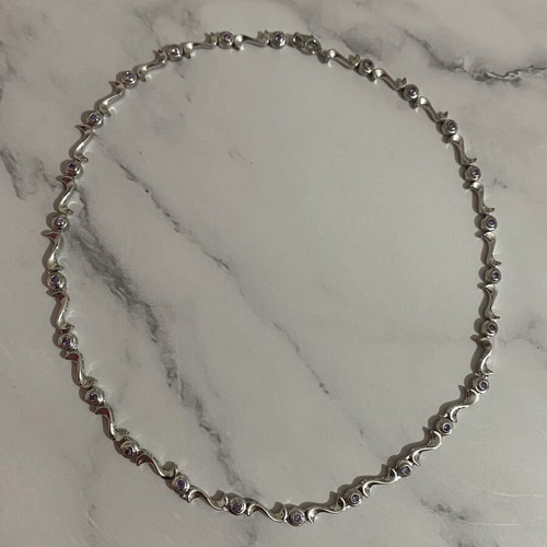 Necklace with purple rhinestones like new, 40 cm