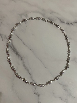 Necklace with purple rhinestones like new, 40 cm