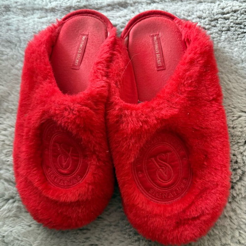 Victoria’s Secret faux fur slippers cherry red size 38-39 like new