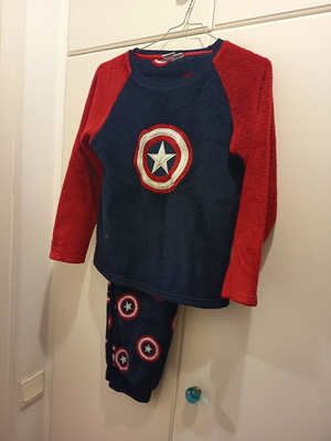 Captain America fleece pajama like new, size 10-11 years