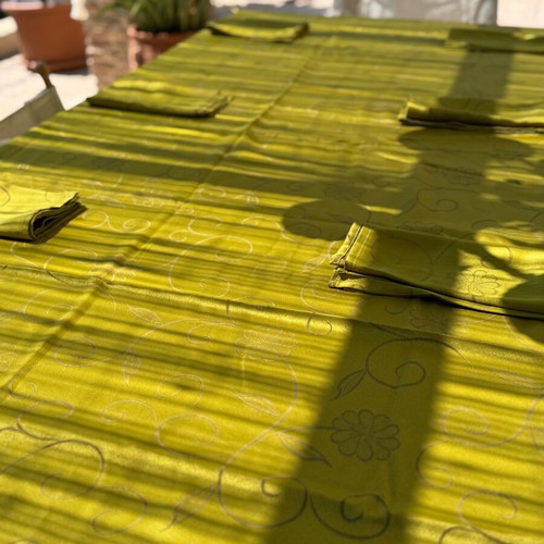 Tablecloth with 6 napkins like new, gold color with patterns