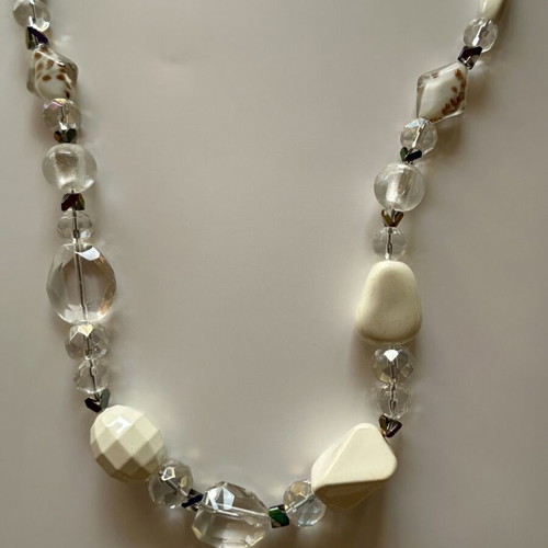 Set of 2 summer necklaces like new, white and pink