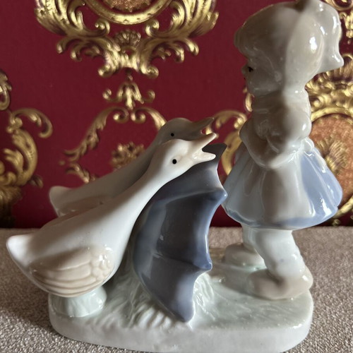 Porcelain Figurine Germain Handgemalt Mother Goose and Girl with Umbrella like new