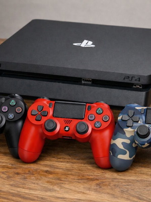 PlayStation 4 500GB σαν καινούργιο με 2 χειριστήρια και αυθεντικό κουτί