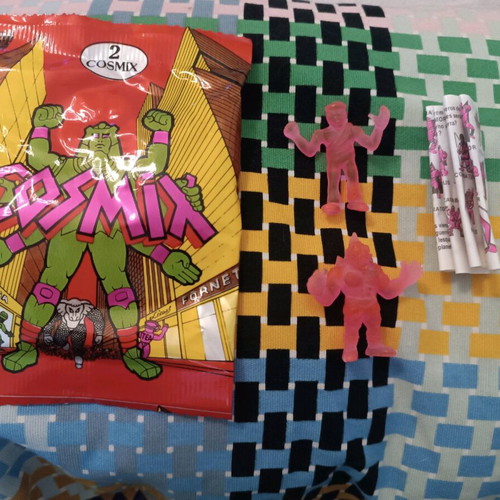 Cosmix pack with two figures like new and catalog