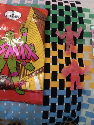 Cosmix pack with two figures like new and catalog
