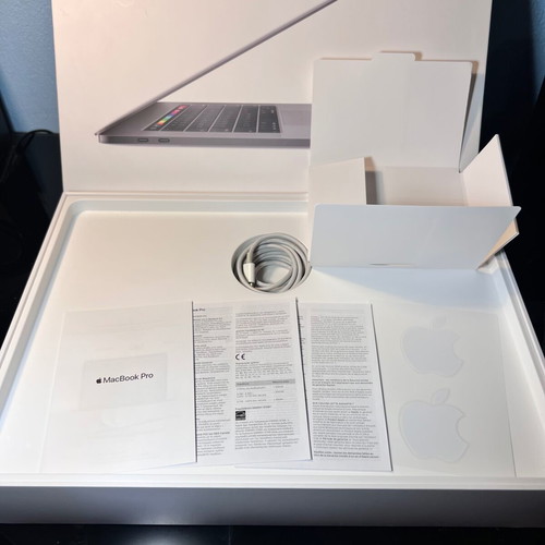MacBook Pro 15" 2017 i7 2.8Ghz/16GB/Radeon Pro 555 2GB/256GB
