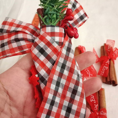 Cinnamon sticks set like new, 5 pieces with ribbons and bow