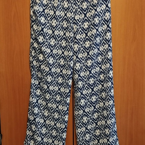 Queen of Hearts pants with blue black print like new, size M