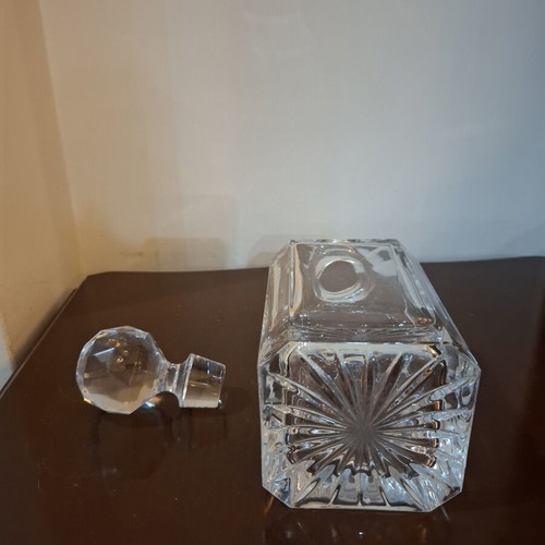 Crystal decanter like new with faceted stopper and starburst pattern