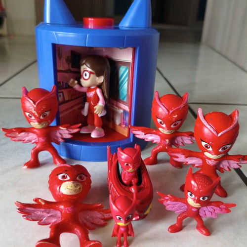 Pjmask Owlette Headquarters playset like new with 2 figures and 6 gifts