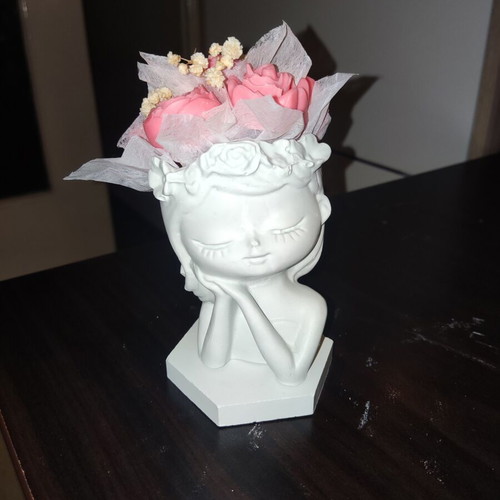 Mini scented wax bouquet in plaster/porcelain face, like new