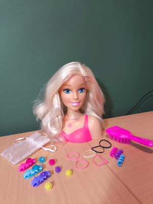 Barbie styling head with accessories