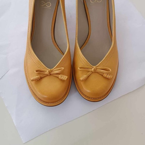 Clarks yellow pumps new, size 37.5