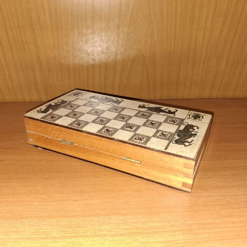 Mini chess set like new, complete and portable