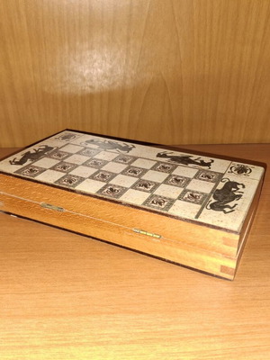 Mini chess set like new, complete and portable