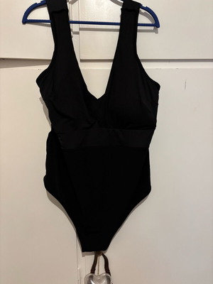 H&M plus size one-piece swimsuit like new with removable pads and criss-cross back