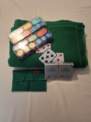 Poker set like new with felt and plastic playing cards