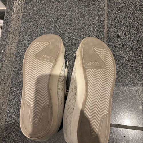 Παπουτσάκια Adidas αθλητικά μεταχειρισμένα με δαντέλα νούμερο 37,5 μπεζ