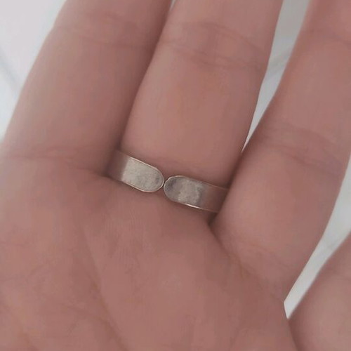 Silver round ring with green stone used, adjustable
