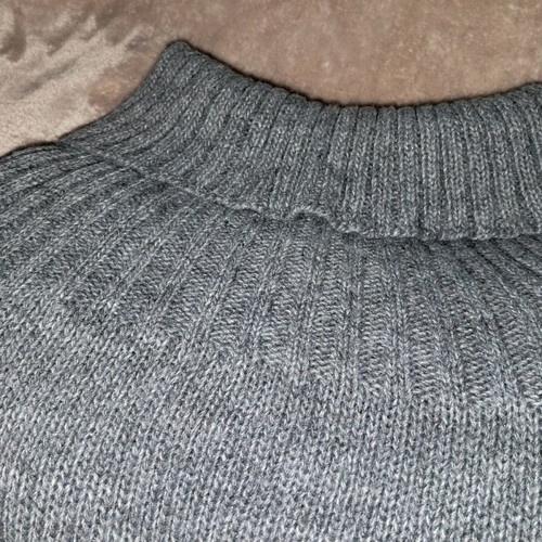 Wool turtleneck gray with 3/4 sleeves like new