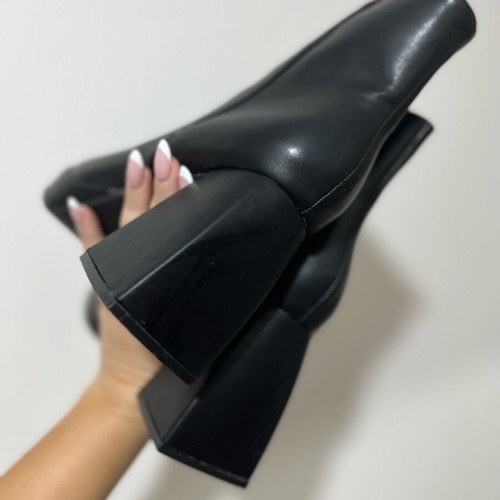 Boots size 39 with inner lining like new, black