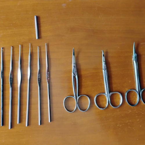 Knitting needles and scissors used, set of 7 pieces